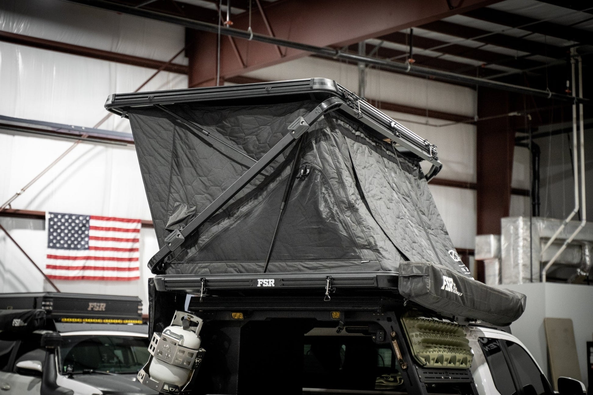Evolution XL rooftop tent — Back closed windows