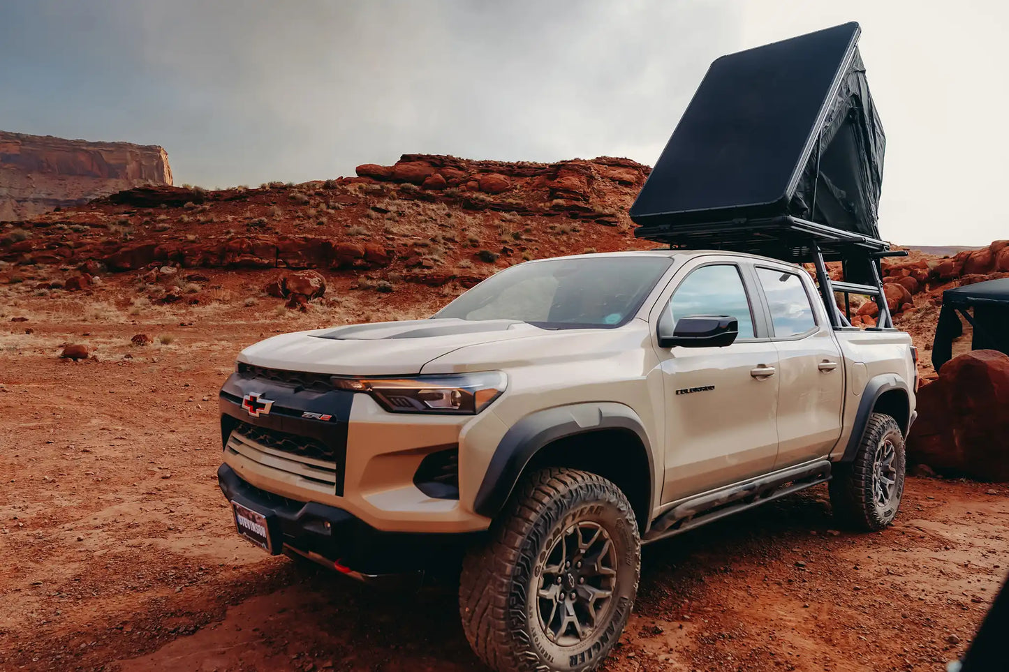 Aspen Lite XL rooftop tent — Mounted